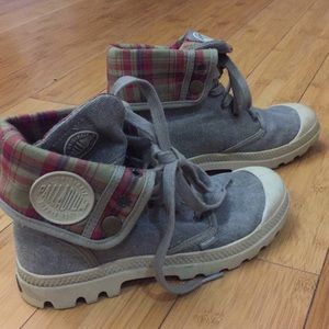 Sale! Palladium new canvas baggy boue- new size 6